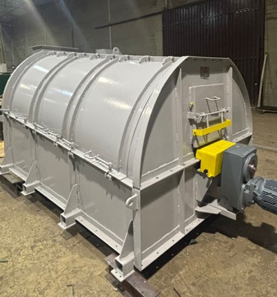 Peneira vibratória industrial com estrutura metálica robusta e pintura epóxi, corpo semicilíndrico, sistema de vedação reforçado e motorização acoplada com proteção amarela de segurança.